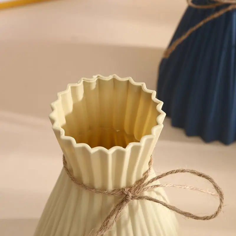 vases plissés modernes minimalistes noir bleu gris rose beige opaques