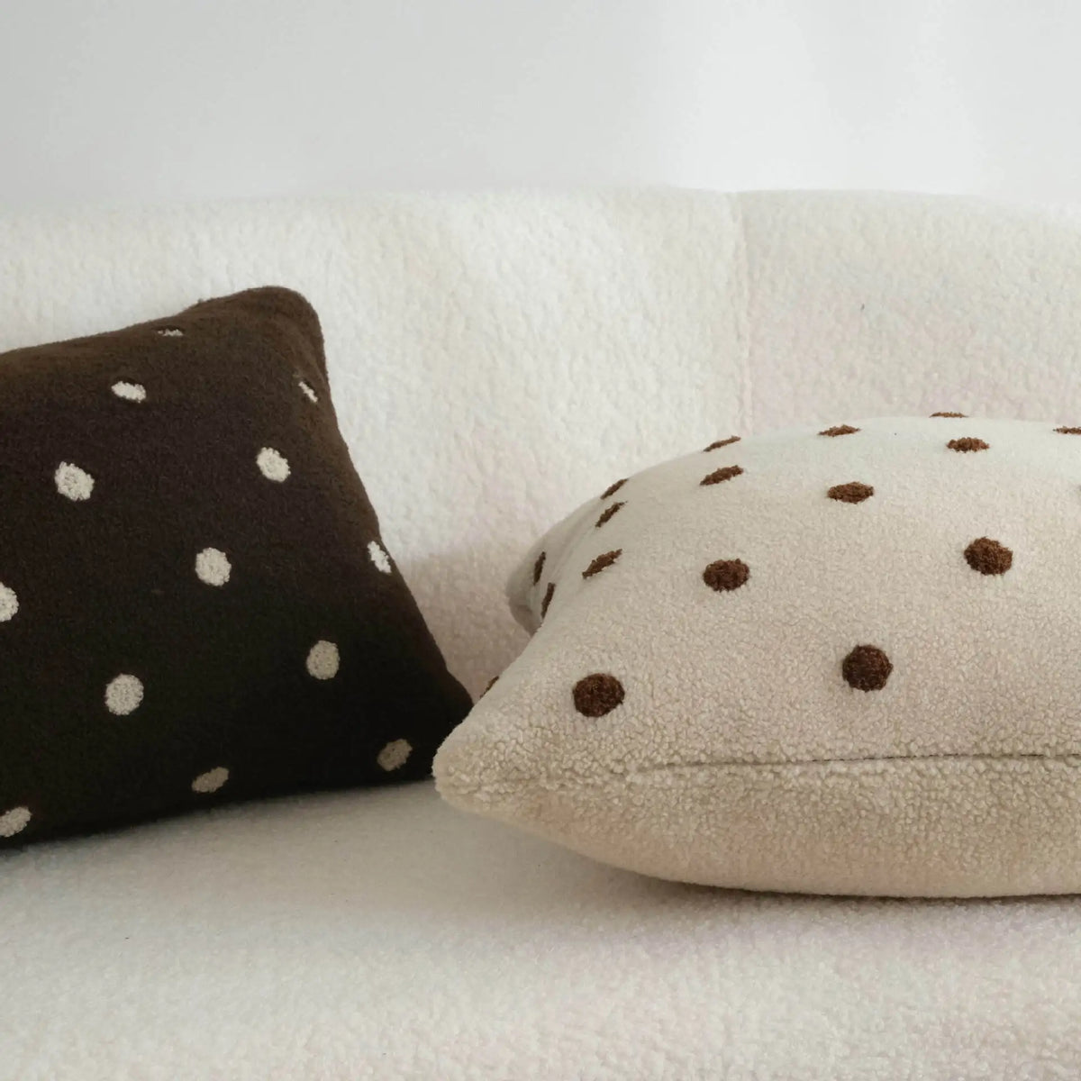 taies d'oreiller modernes beige brodées points blancs coton polyester 45x45cm