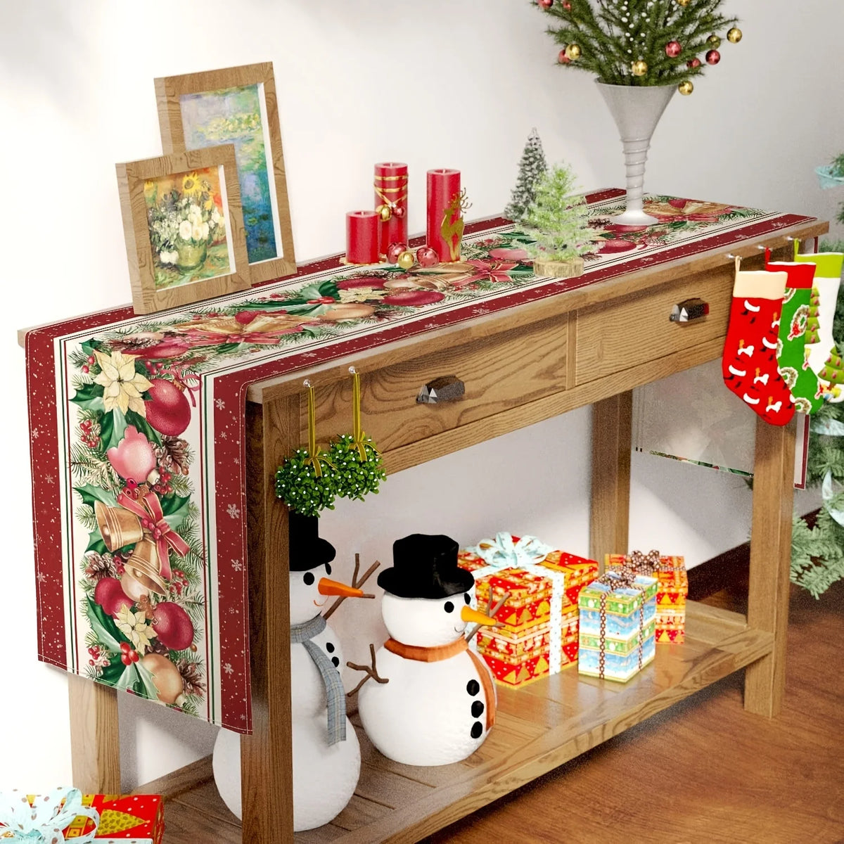 Table de Noël décorée avec un arrangement coloré de branches de sapin, de bougies rouges, de boules de Noël et d'un bonhomme de neige posé sur une étagère en bois.
