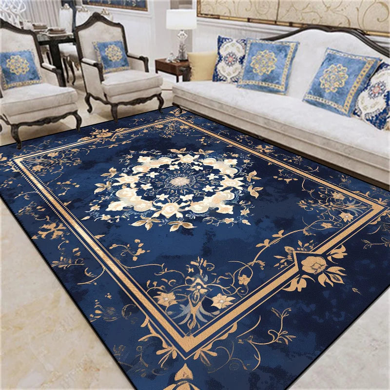 Tapis de luxe bleu marine et doré avec motifs floraux élégants, entouré de meubles et coussins coordonnés dans un intérieur de style classique.
