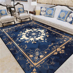 Tapis de luxe bleu marine et doré avec motifs floraux élégants, entouré de meubles et coussins coordonnés dans un intérieur de style classique.