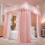 Cette chambre est ornée d'un lit à baldaquin rose et blanc, offrant une atmosphère romantique et féminine.