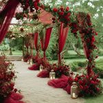 arche decorative mariage tulle bordeaux roses fleurs tissu voile romantique luxueux theatrale