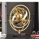 sculpture géométrique moderne sphère dorée anneaux circulaires décoration chambre minimaliste
