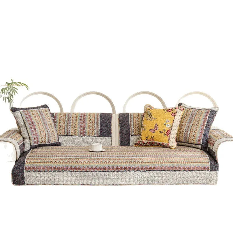 Un canapé confortable et coloré avec des motifs ethniques et des coussins décoratifs.