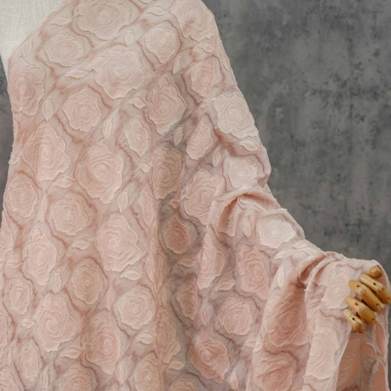 tissu brocart rose clair rose relief polyester texturé élégant opaque mètre diy création textile