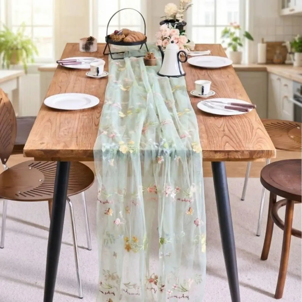 nappe table transparente brodée fleurs bleu clair vert violet rose romantique champêtre
