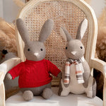 Cale-porte lapin en peluche vert clair maintenant une porte ouverte