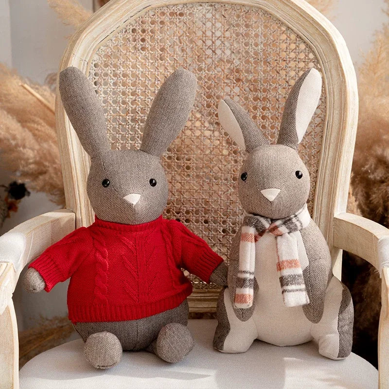 Cale-porte lapin en peluche vert clair maintenant une porte ouverte