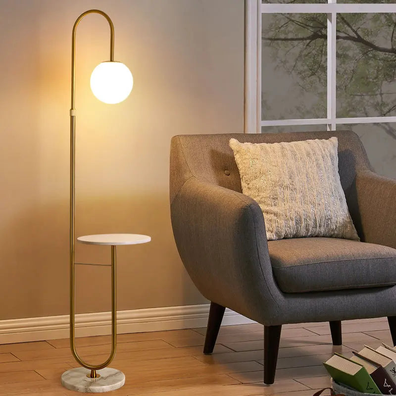 lampe sol moderne or marbre blanc plateau métal minimaliste