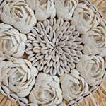 Détail du tressage en raffia et coquilles du miroir