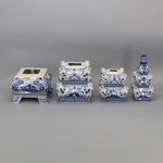 Une collection de vases et jardinières décoratifs en céramique bleu et blanc, ornés de motifs floraux et de formes géométriques élégantes.