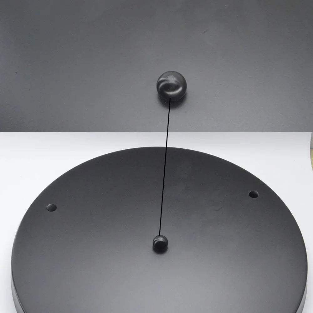suspension lumineuse moderne plaque noire bras métalliques boules câbles fixations