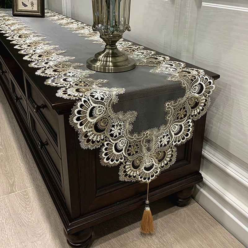 chemin table dentelle broderie fleurs pompon beige noir décor classique élégant maison