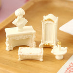 meubles miniatures poupées classiques rouge marron blanc doré texture cuir motifs floraux buste harpe
