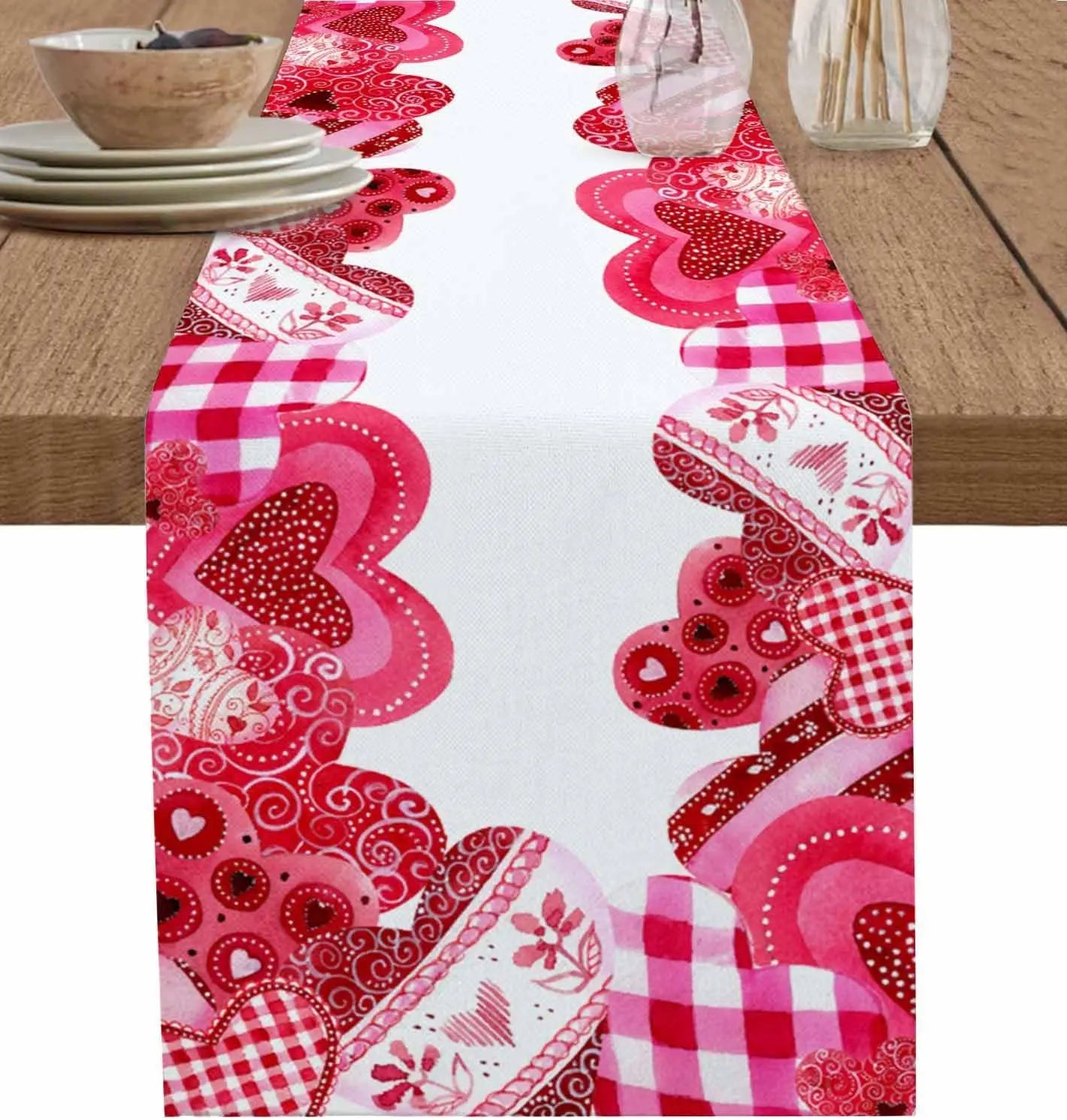 Chemin de table coloré avec des motifs de coeurs rouges et roses sur fond blanc