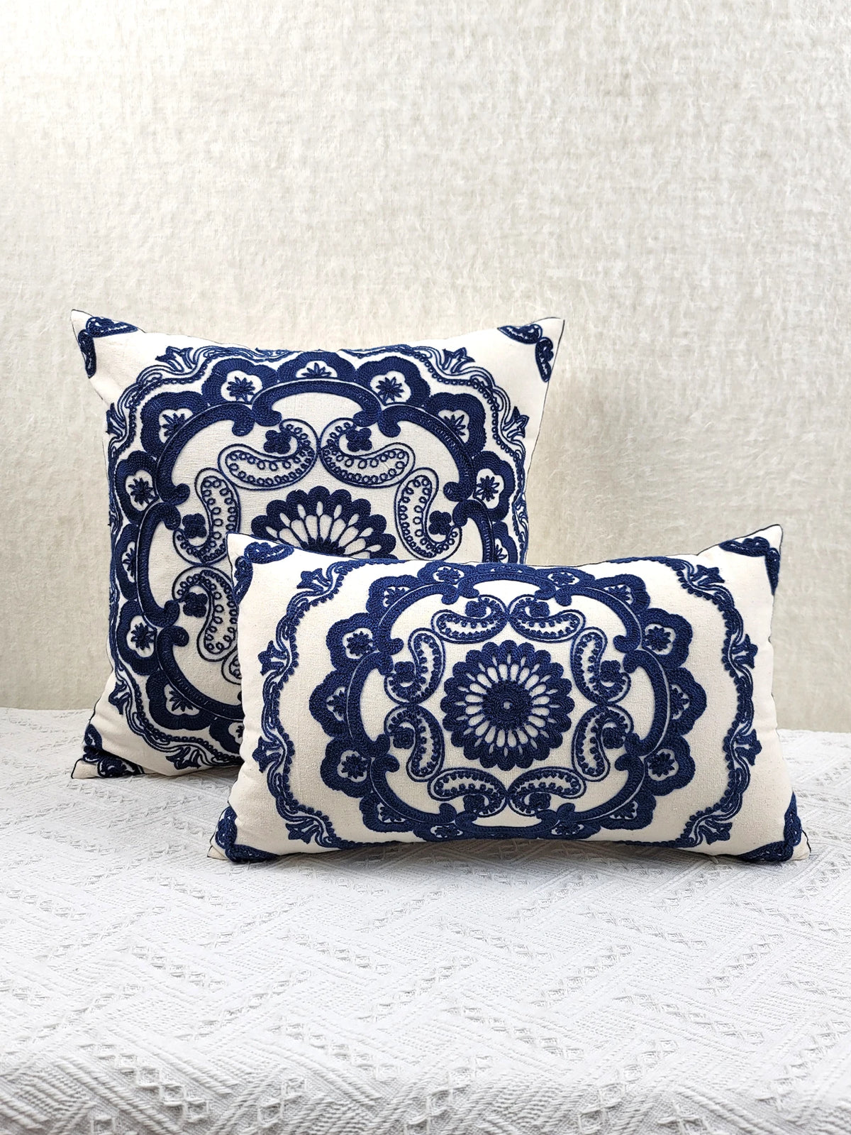 housse coussin ronde brodée motif floral blanc bleu marine décorative traditionnelle maison canapé chambre