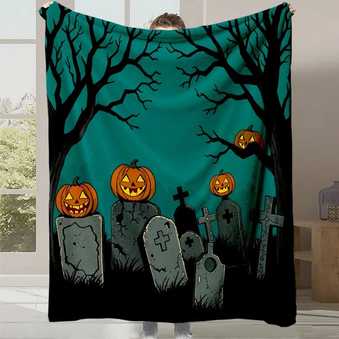 Une scène effrayante de citrouilles souriantes dans un cimetière sinistre entouré d'arbres dénudés par la nuit d'Halloween.