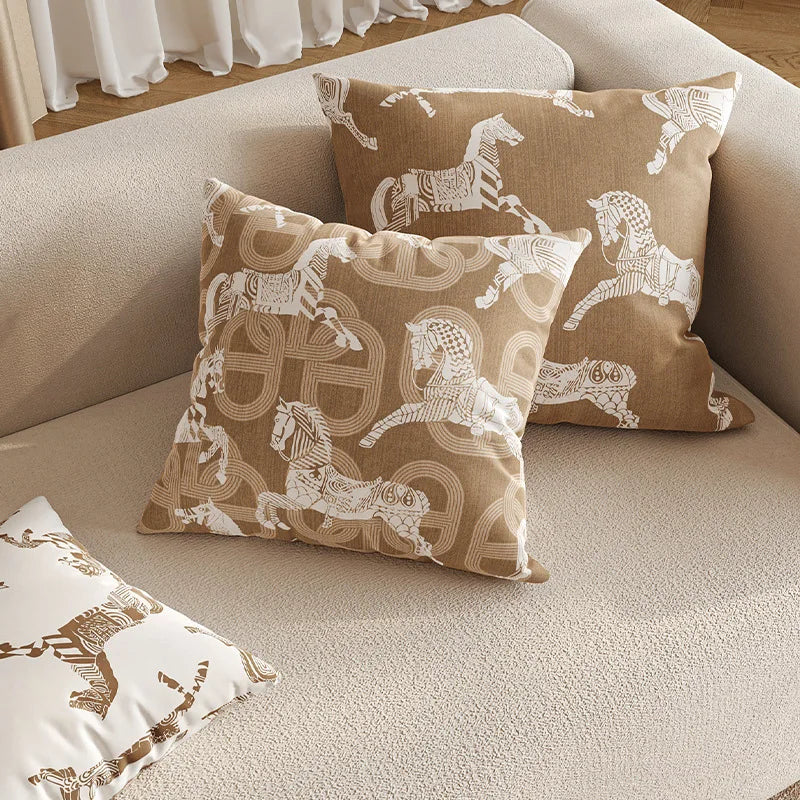 coussin carré moderne imprimé chevaux beige blanc velours 45x45cm 50x50cm 60x60cm decoration salon chambre