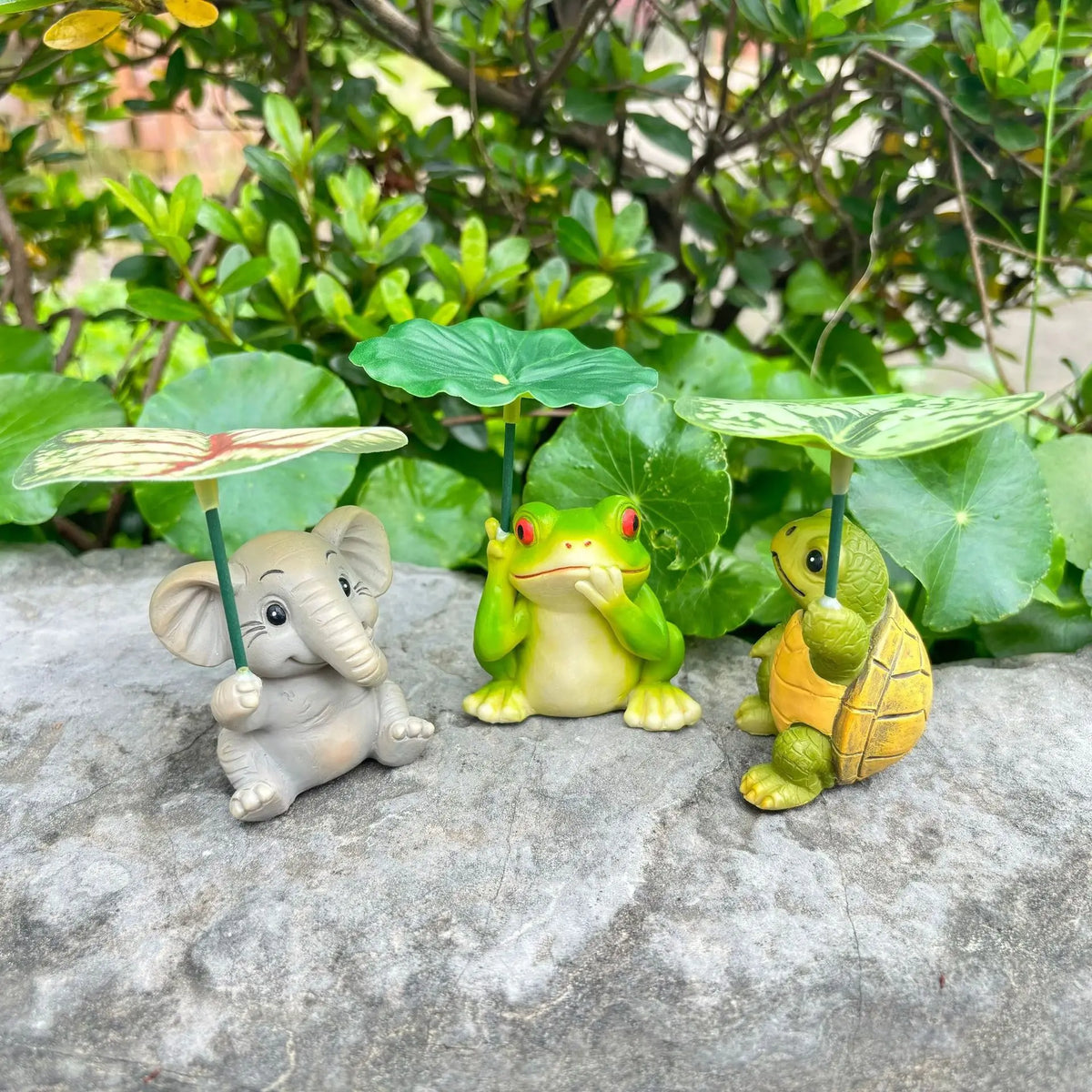figurines animaux jardin vert beige gris cartoon éléphant grenouille tortue tringle feuilles libellules