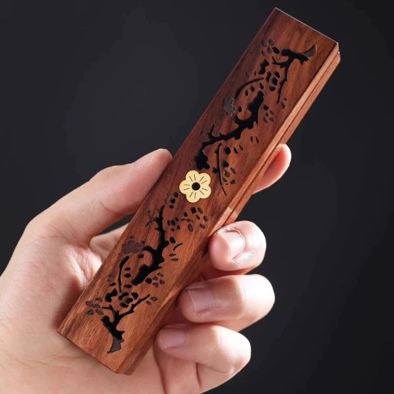 porte encens bois marron motifs floraux gravés asiatique décoration artisanale petits clous métalliques encens
