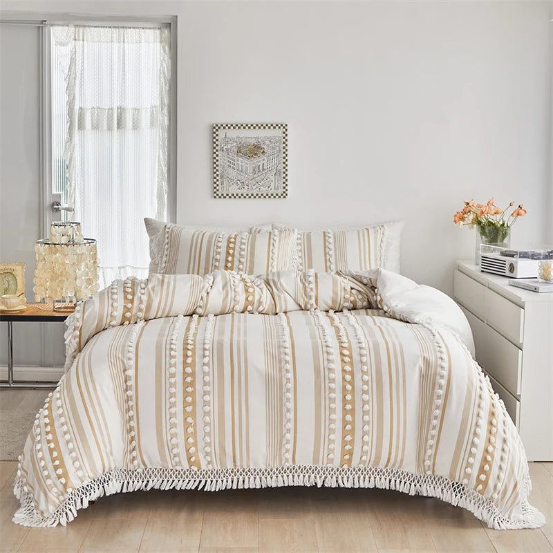 Détail des glands et pompons de la housse de couette bohème