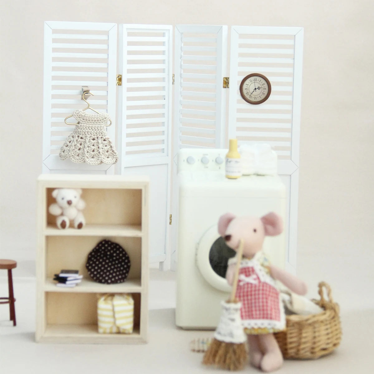décoration intérieure paravent blanc lignes verticales motifs floraux jouets divers horloge chaise miniature
