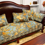 Un canapé en bois de style élégant avec des coussins colorés et ornementés, créant une atmosphère chaleureuse et traditionnelle dans cette pièce.