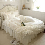 Parure de lit beige dans une chambre décorée style romantique