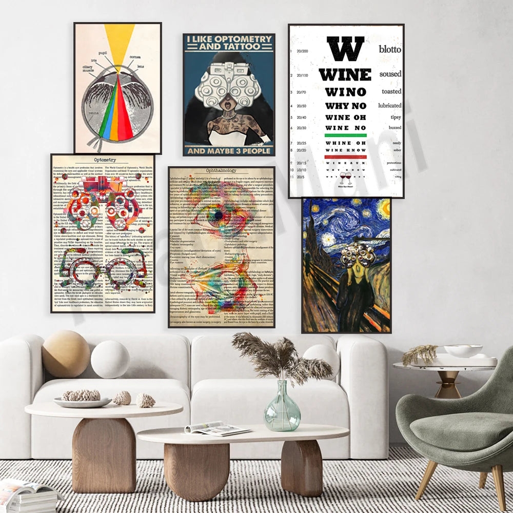 Dans cette image, on peut voir un mur décoré avec diverses affiches et œuvres d'art, notamment des éléments liés à l'optométrie et à l'art du tatouage, ainsi qu'une affiche humoristique sur le vin. Le salon est meublé de manière minimaliste avec des canapés blancs, une table basse en bois et un fauteuil gris, créant une atmosphère sereine et épurée.