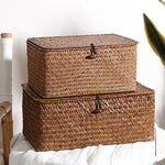 Panier en jonc de mer naturel utilisé pour organiser des jouets dans un salon