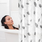 rideau douche moderne feuilles noires blanc semi transparent anneaux métalliques gris toilette