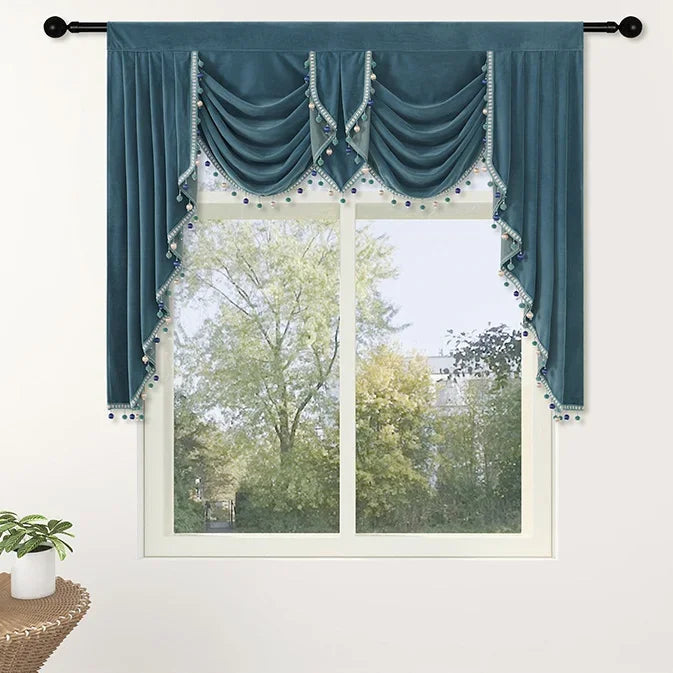 rideau classique bleu marine beige broderie dorée pompons salon maison luxe