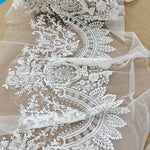 dentelle blanche floral complexe tissu acrylique baroque élégante mariage translucide brodée cérémonie.ACCESSIBLE VERSION: