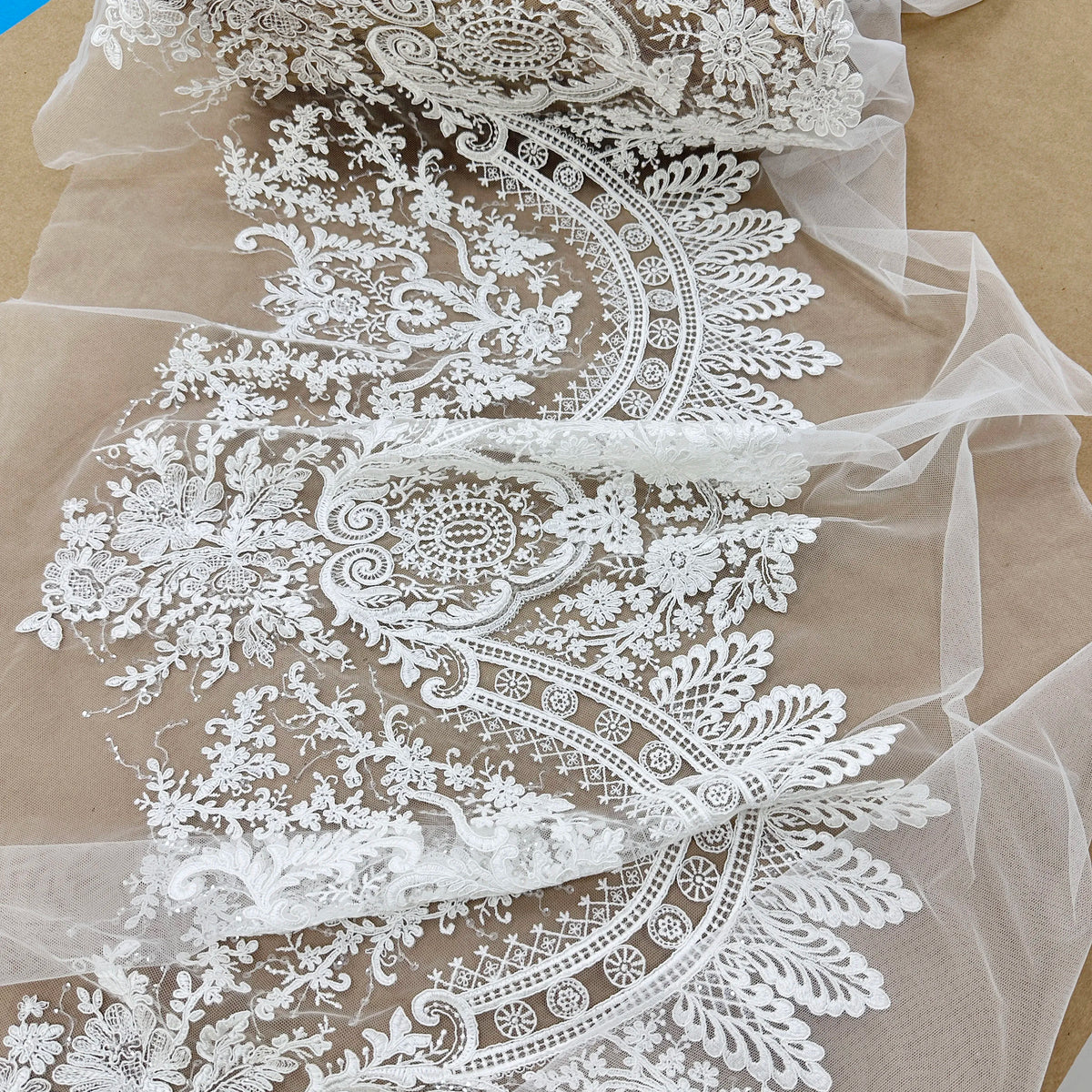 dentelle blanche floral complexe tissu acrylique baroque élégante mariage translucide brodée cérémonie.ACCESSIBLE VERSION: