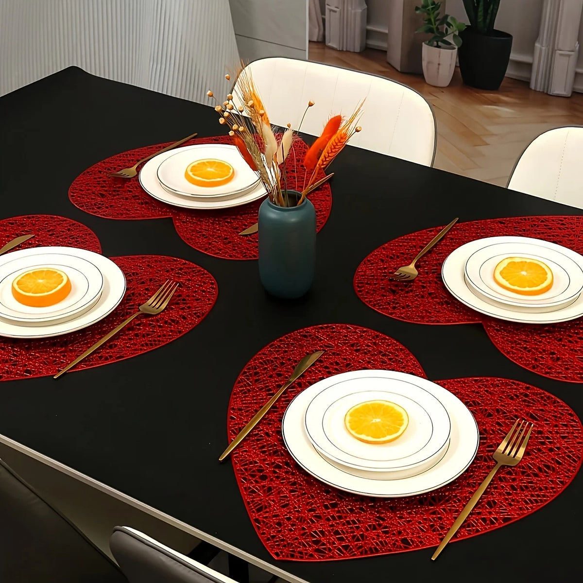 placemat rouge filigrane moderne assiettes fourchettes couteaux vase fleurs séchées table isolation résistance chaleur