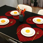 placemat rouge filigrane moderne assiettes fourchettes couteaux vase fleurs séchées table isolation résistance chaleur