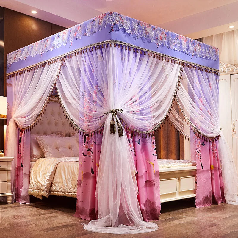 Un lit à baldaquin luxueux au design floral délicat et aux tons de violet et de rose, créant une atmosphère romantique et féminine dans cette chambre.