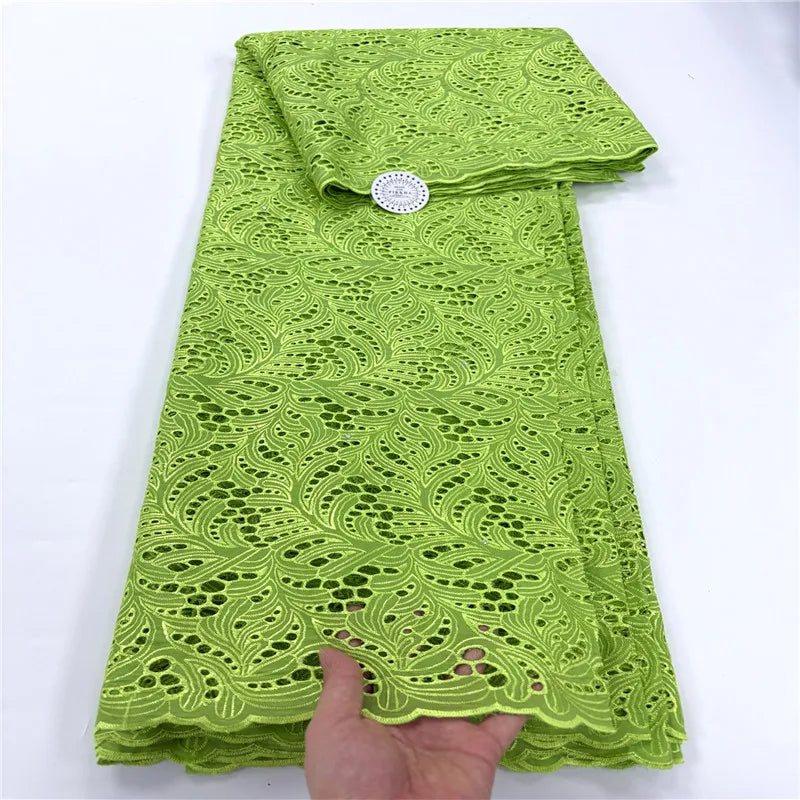 tissu dentelle coton blanc motifs floraux broderie strass robe couture luxe