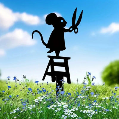 Sculpture métal souris avec ciseaux pour jardin art déco vue de face