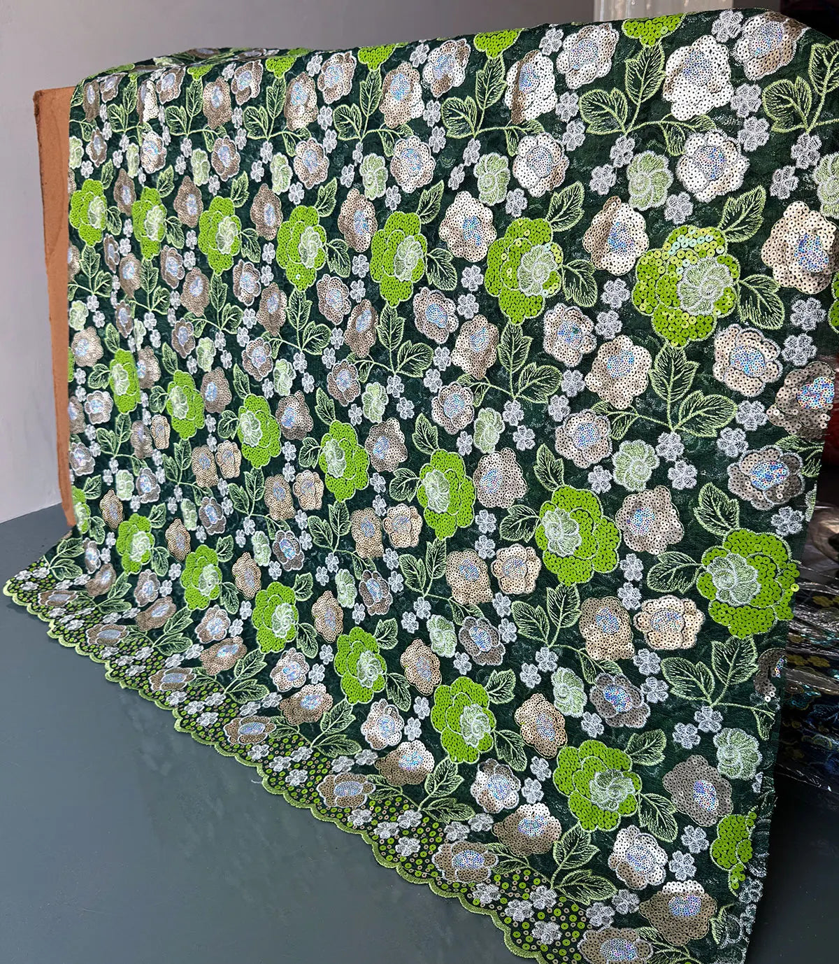 tissu dentelle brodée fleurs sequins bleu marine turquoise violet rose blanc mariage écologique