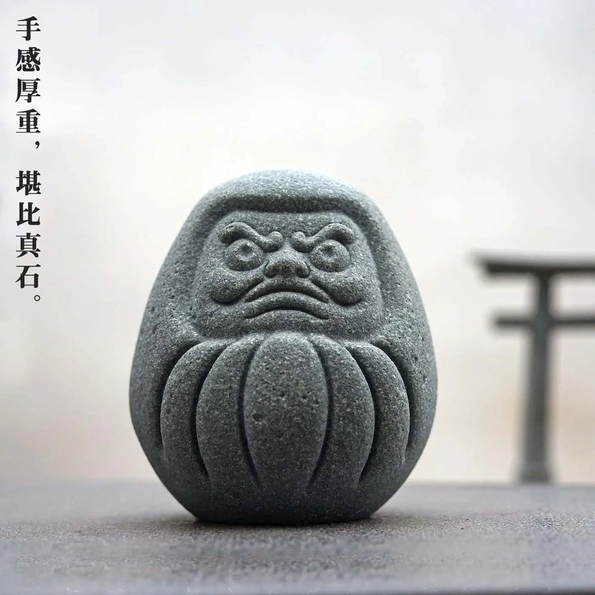 statue daruma gris relief sculpté artisanal traditionnel maison décoration bouddhiste