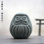 statue daruma gris relief sculpté artisanal traditionnel maison décoration bouddhiste