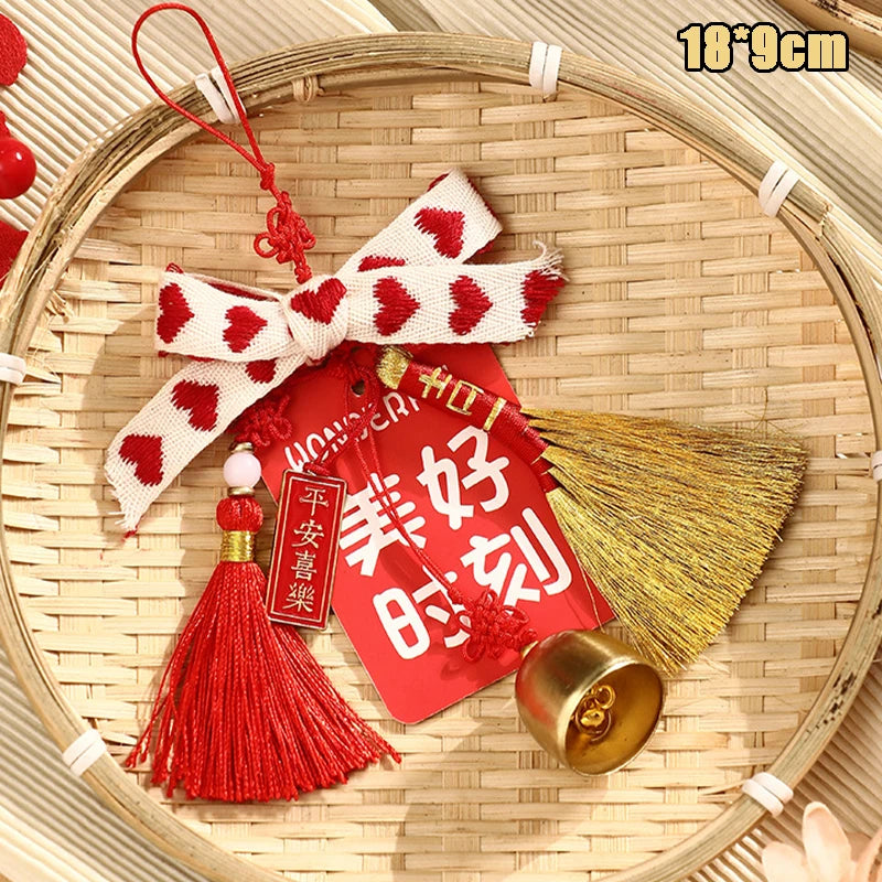 décorations festives couronnes traditionnelles rouge blanc doré pompons rubans texte chinois nouvelle année