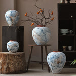 vase artisanal bleu blanc marron marbré rustique arrangement floral branches fruits decoration intérieure