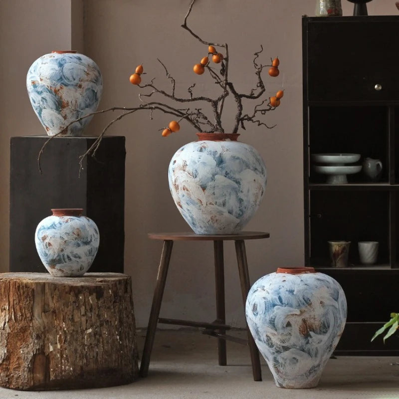 vase artisanal bleu blanc marron marbré rustique arrangement floral branches fruits decoration intérieure