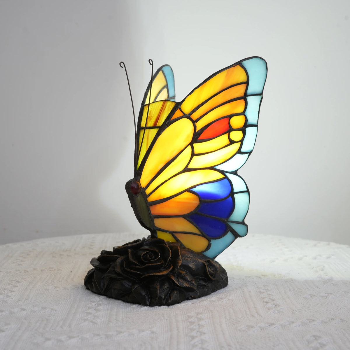 lampe poser tiffany multicolore papillon motifs géométriques opacité interrupteur câble d'alimentation art déco veilleuse