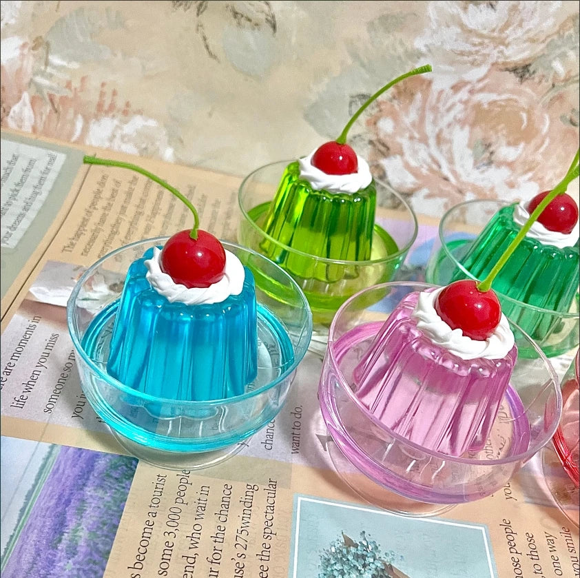 décoration anniversaire pots gel coloré crème fouettée cerises verre vintage transparent rose