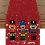 Sur un fond rouge avec des flocons de neige, trois soldats noisette décoratifs avec des uniformes colorés souhaitent un joyeux Noël.