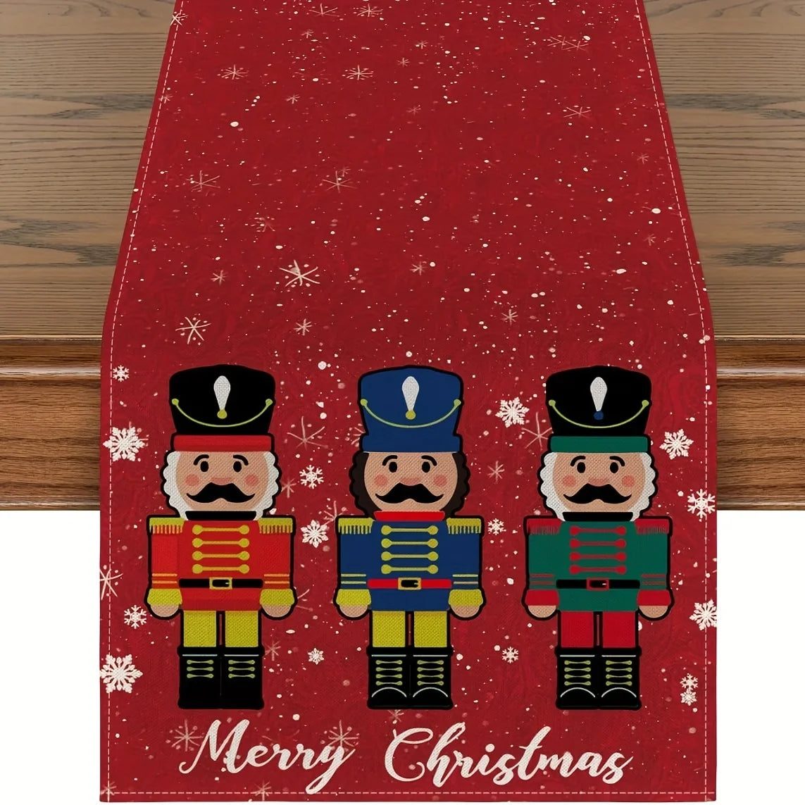 Sur un fond rouge avec des flocons de neige, trois soldats noisette décoratifs avec des uniformes colorés souhaitent un joyeux Noël.